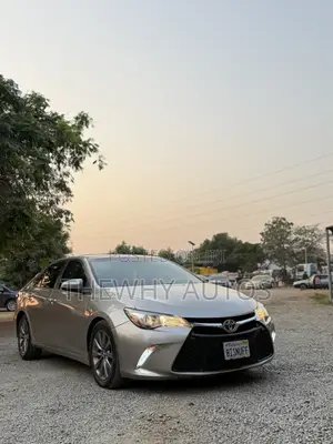 Toyota Camry XLE 4dr Sedan (3.5L 6cyl 6A) 2015 Gold