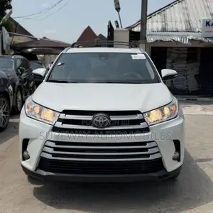 Toyota Highlander XLE 4x4 V6 (3.5L 6cyl 8A) 2018 White