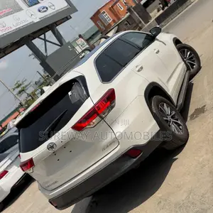 Toyota Highlander XLE 4x4 V6 (3.5L 6cyl 8A) 2018 White