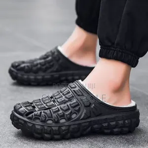 Fur-Lined Clog Slippers – Cozy Comfortable