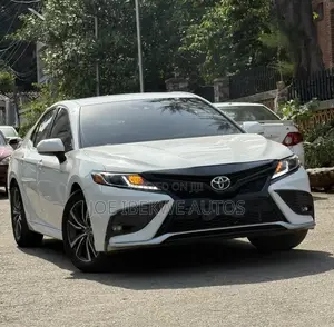 Toyota Camry XLE V6 2022 White