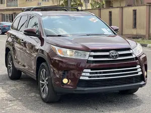 Toyota Highlander XLE 4x4 V6 (3.5L 6cyl 8A) 2017 Burgundy