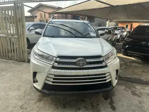 Toyota Highlander XLE 4x4 V6 (3.5L 6cyl 8A) 2017 White