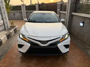 Toyota Camry SE (2.5L 4cyl 8A) 2019 White