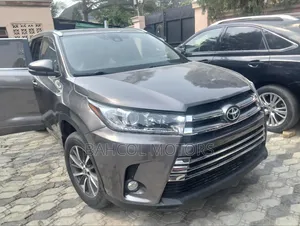 Toyota Highlander XLE 4x2 V6 (3.5L 6cyl 8A) 2017 Gray