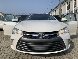 Toyota Camry XLE 4dr Sedan (2.5L 4cyl 6A) 2016 White