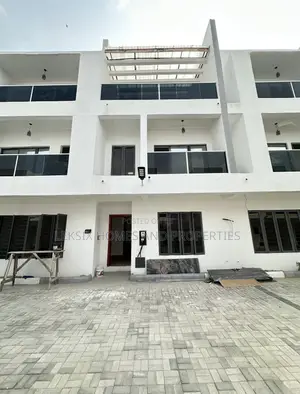 5bdrm Townhouse/Terrace in A Well Secured, Lekki Phase 2 for sale