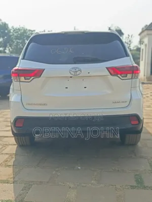 Toyota Highlander XLE 4x2 V6 (3.5L 6cyl 8A) 2018 White