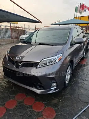 Toyota Sienna LE (3.5L 6cyl 8A) 2018 Gray