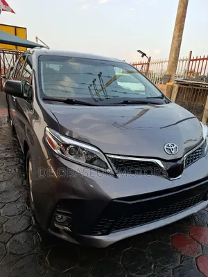 Toyota Sienna LE (3.5L 6cyl 8A) 2018 Gray