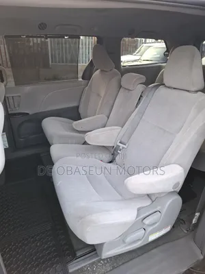 Toyota Sienna LE (3.5L 6cyl 8A) 2018 Gray
