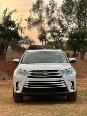 Toyota Highlander XLE 4x2 V6 (3.5L 6cyl 8A) 2018 White