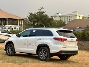 Toyota Highlander XLE 4x2 V6 (3.5L 6cyl 8A) 2018 White