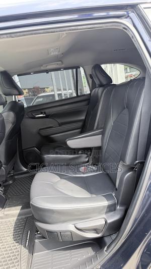 Toyota Highlander XLE 2022 Blue