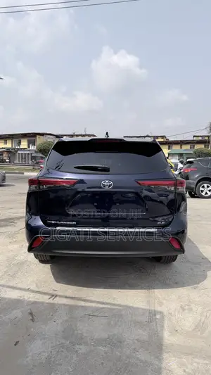 Toyota Highlander XLE 2022 Blue