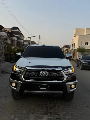 New Toyota Hilux 2025 Black