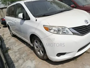 Toyota Sienna XLE 7 Passenger 2012 White