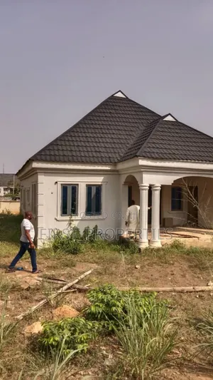 3bdrm Bungalow in Viesta Estate Elebu, Akala Express for sale