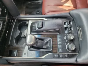 Lexus LX 570 AWD 2019 White