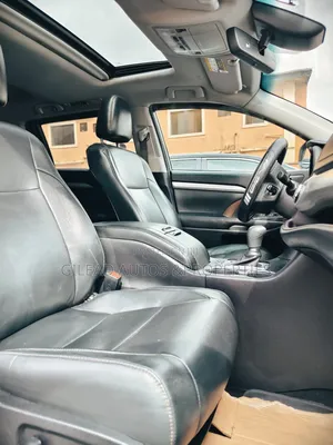 Toyota Highlander XLE 4x4 V6 (3.5L 6cyl 8A) 2018 White