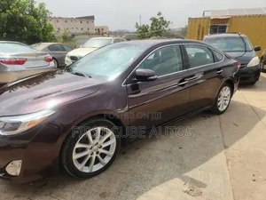 Toyota Avalon XLE Premium Sedan FWD (3.5L 6cyl 6A) 2013 Burgundy