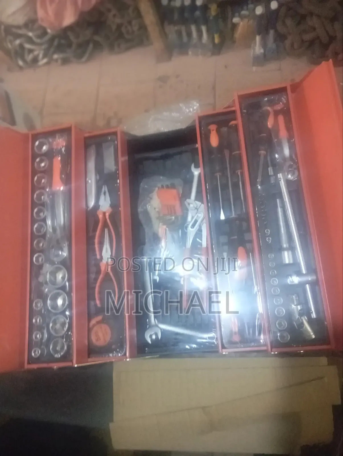 85 Pcs Tool Set With Metal Box