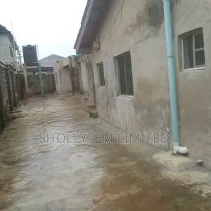 3bdrm Block of Flats in Godwin Iyamu,, Alimosho for sale