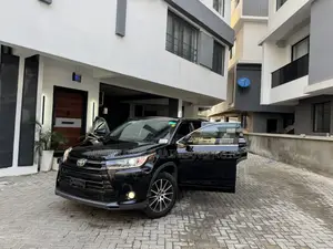 Toyota Highlander SE 4x2 V6 (3.5L 6cyl 8A) 2017 Black