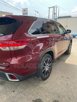 Toyota Highlander SE 4x4 V6 (3.5L 6cyl 8A) 2017 Burgundy