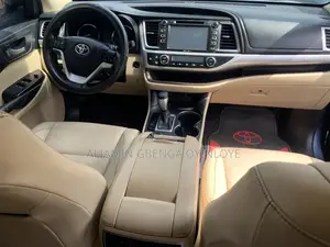 Toyota Highlander XLE 4dr SUV AWD (3.5L 6cyl 6A) 2014 Gray