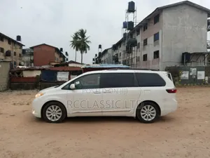 Toyota Sienna XLE 8 Passenger (3.5L 6cyl 6A) 2016 White