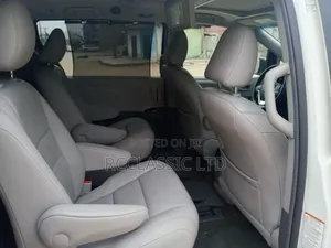 Toyota Sienna XLE 8 Passenger (3.5L 6cyl 6A) 2016 White