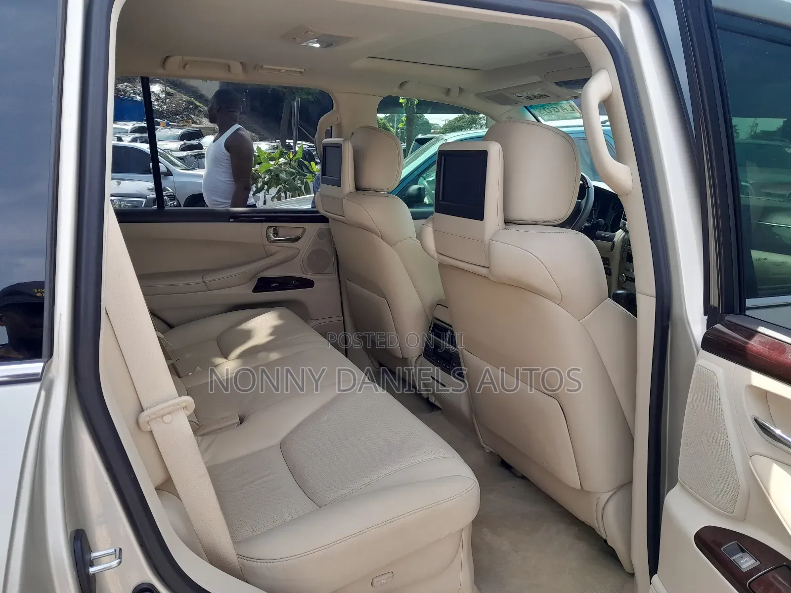 Lexus LX 570 AWD 2016 Gold