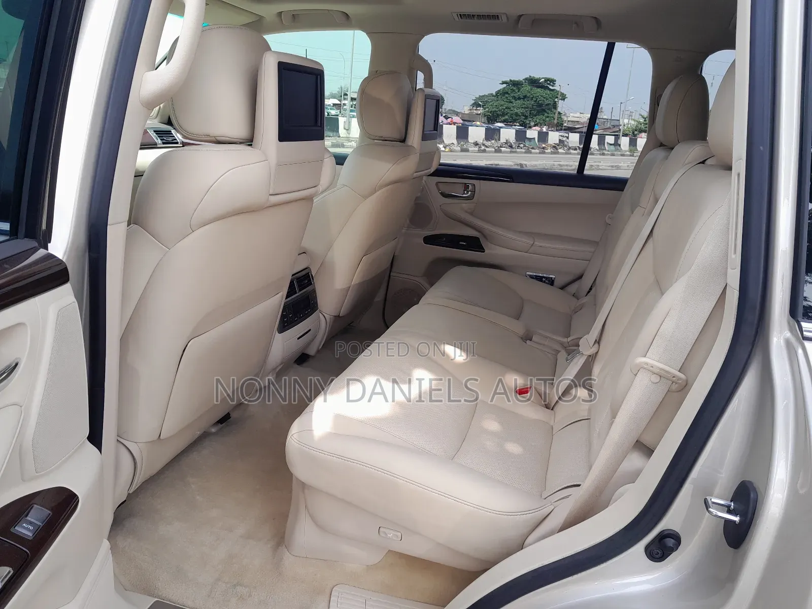 Lexus LX 570 AWD 2016 Gold