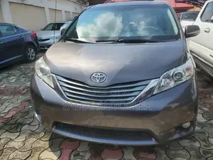 Toyota Sienna XLE FWD 8-Passenger 2013 Gray