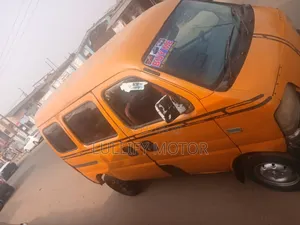 Suzuki APV Minibus 2000 Yellow
