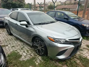 Toyota Camry SE FWD 2020 Silver