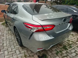 Toyota Camry SE FWD 2020 Silver