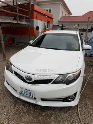 Toyota Camry SE 4dr Sedan (2.5L 4cyl 6A) 2014 White