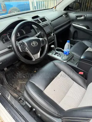Toyota Camry SE 4dr Sedan (2.5L 4cyl 6A) 2014 White