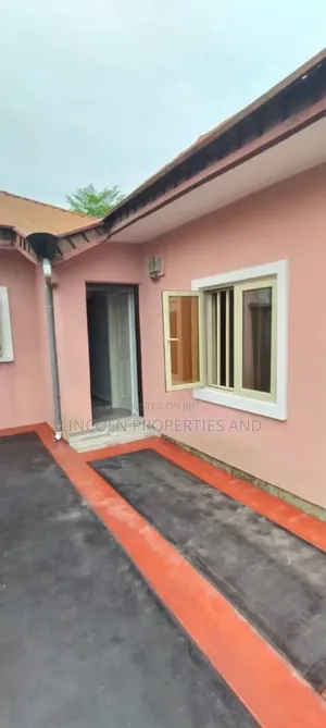 5bdrm Bungalow in Federal Housing, Uyo for sale