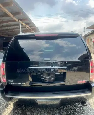 GMC Yukon Denali 2013 Black