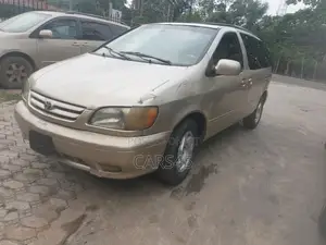 Toyota Sienna XLE 2001 Brown