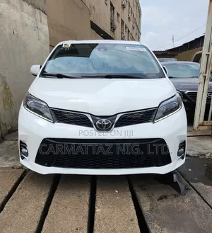Toyota Sienna SE Premium (3.5L 6cyl 8A) 2018 White