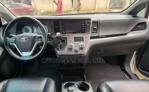 Toyota Sienna SE Premium (3.5L 6cyl 8A) 2018 White