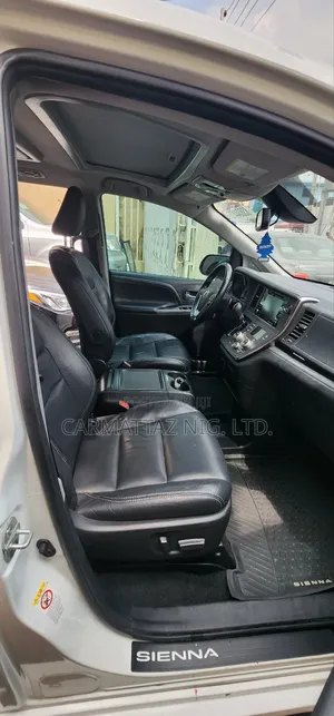 Toyota Sienna SE Premium (3.5L 6cyl 8A) 2018 White