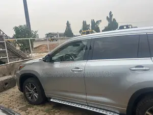 Toyota Highlander XLE 4x2 V6 (3.5L 6cyl 8A) 2017 Silver