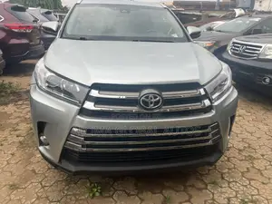 Toyota Highlander XLE 4x2 V6 (3.5L 6cyl 8A) 2017 Silver