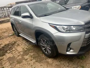 Toyota Highlander XLE 4x2 V6 (3.5L 6cyl 8A) 2017 Silver