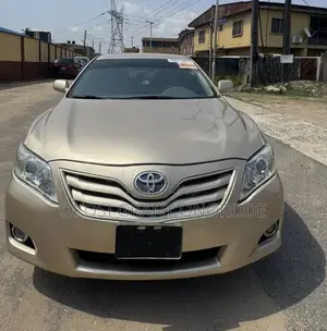Toyota Camry LE 4dr Sedan (2.5L 4cyl 6AM) 2010 Gold